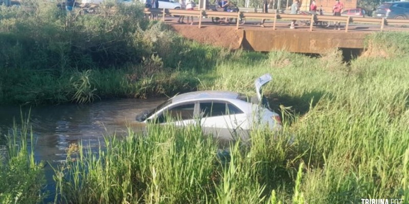 Família fica ferida após colisão e carro cair em riacho no Paraguai